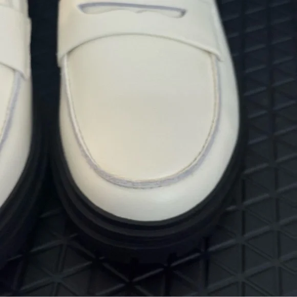 Quince Italian Leather Lug Sole Loafers in Bone with Black Soles Size 7 - Picture 16 of 16